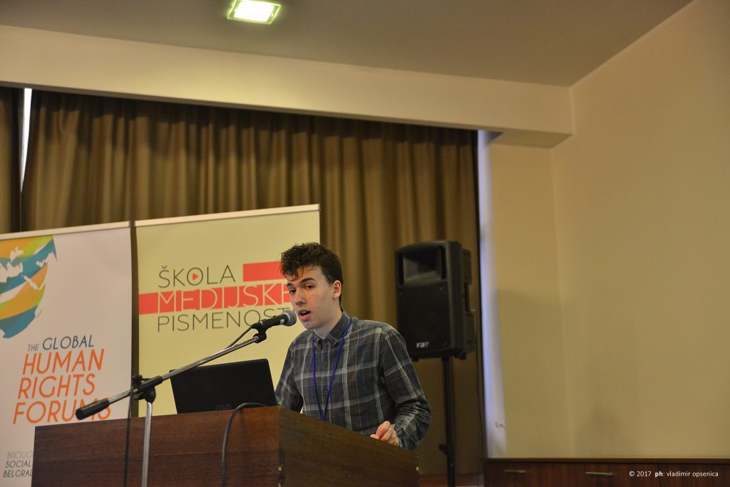 Alumnista "Škole medijske pismenosti" Veljko Stanojević na otvaranju konferencije 